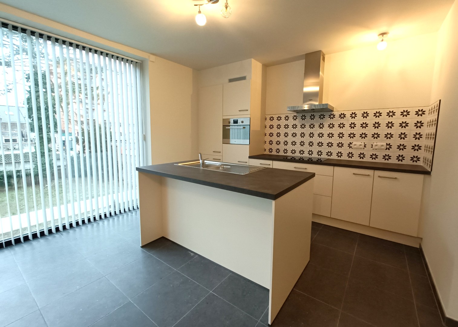 MODERN APPARTEMENT MET RUIM TERRAS EN AUTOSTAANPLAATS 