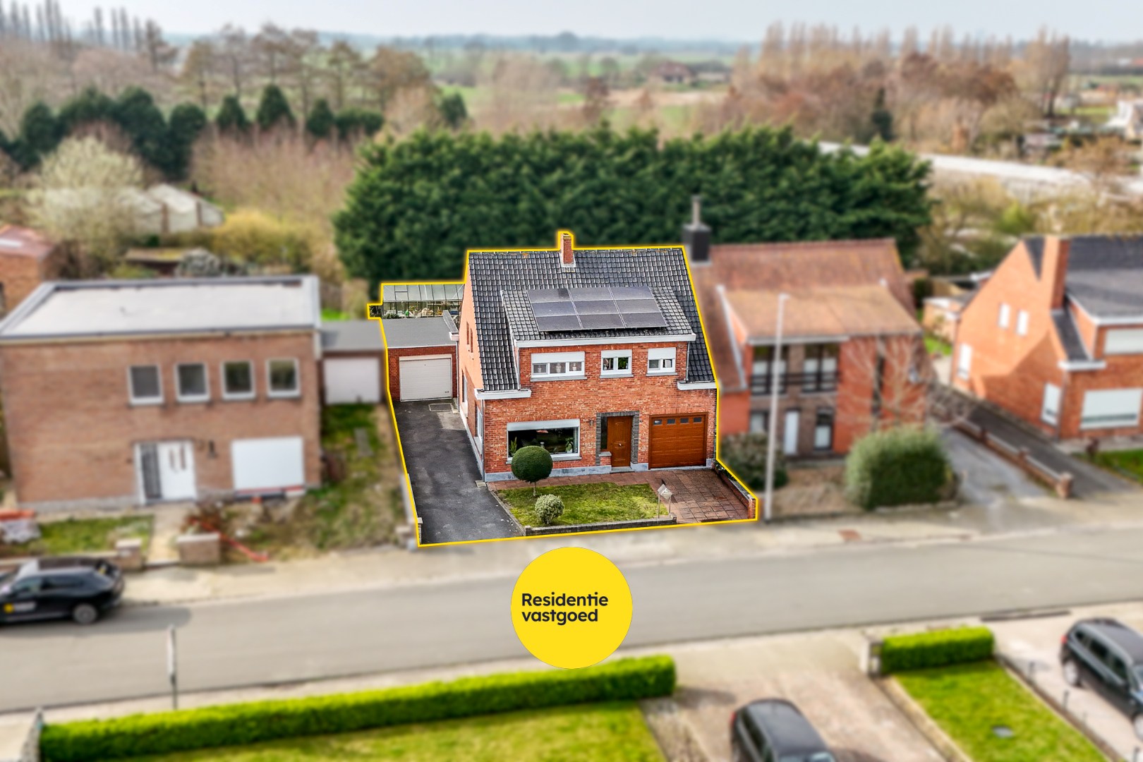 Halfopen woning met 4 slaapkamers, garage en ruime oprit op 429 m² in Oudenburg 