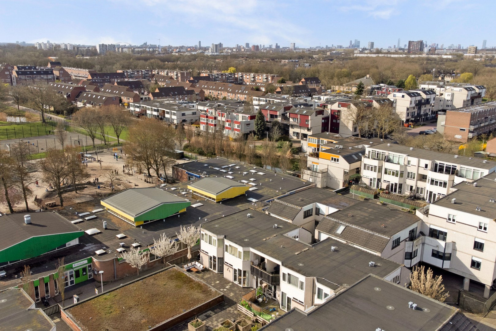 Ruime 4- (voorheen 5) kamer woning op 1e etage met riant terras van 45 m² en een berging en overdekte parkeerplaats op begane grond. 