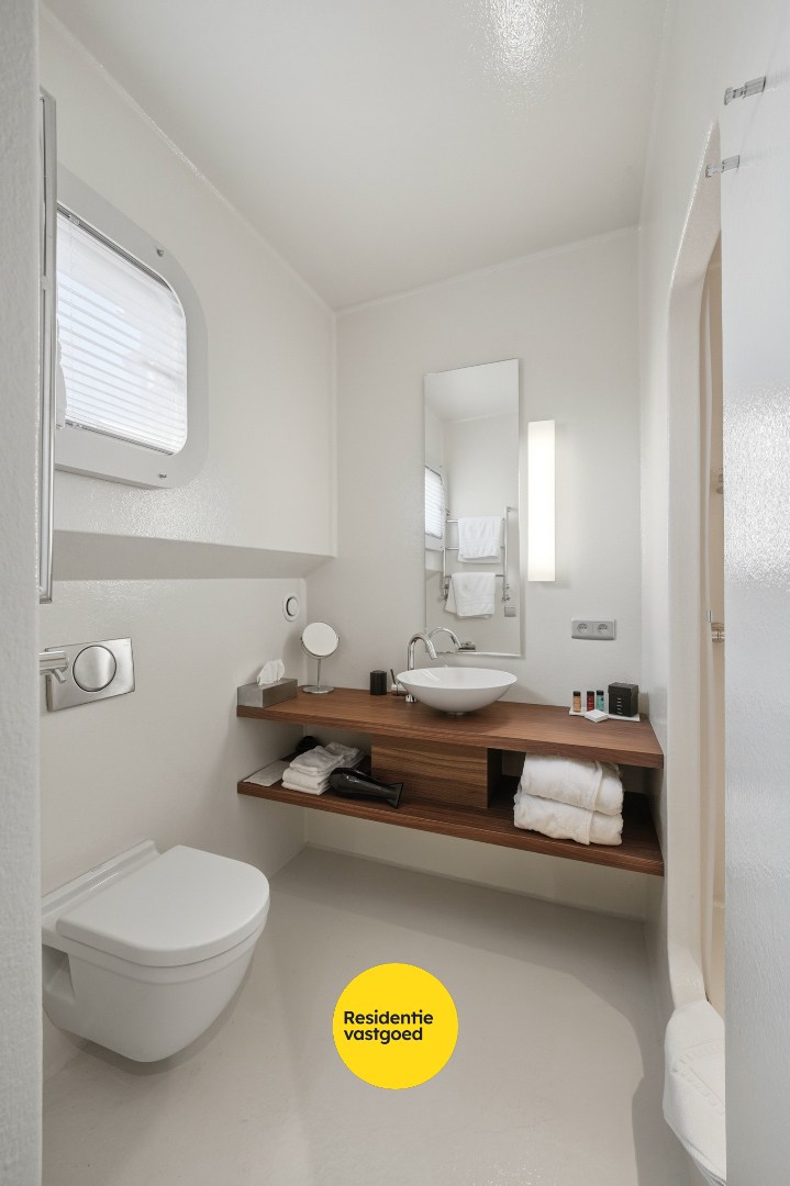 Unieke woonboot met B&amp;B en vergunde ligplaats in Plassendale 