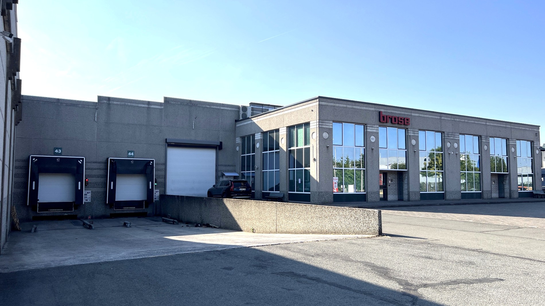 Opslagruimtes met burelen te huur in de haven van Gent