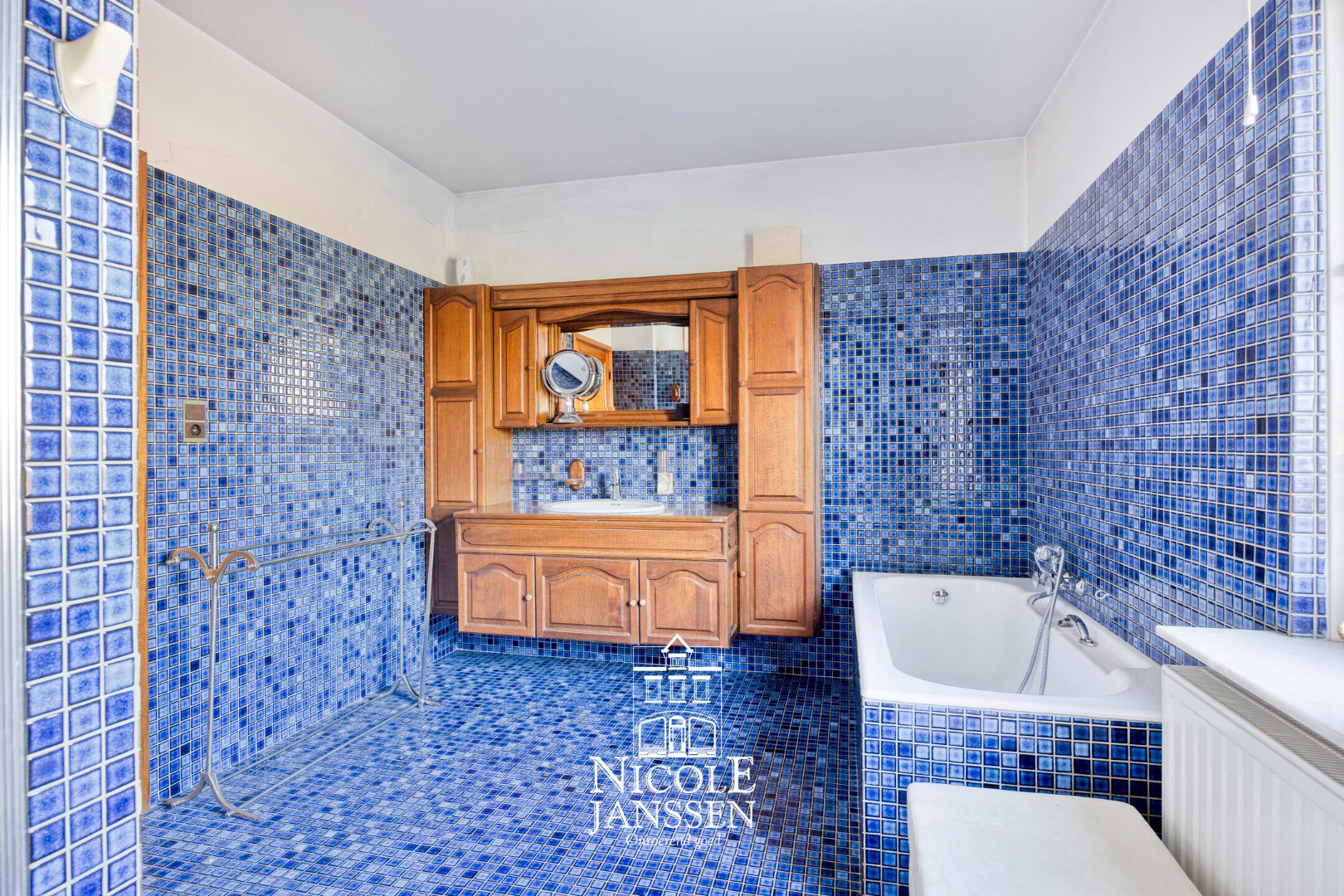 Badkamer voorzien van wastafel en ligbad