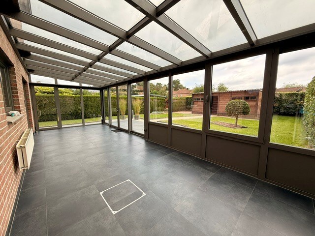 Halfopen woning met 3 slaapkamers, inpandige garage en mooie tuin in Kleine Brogel. 