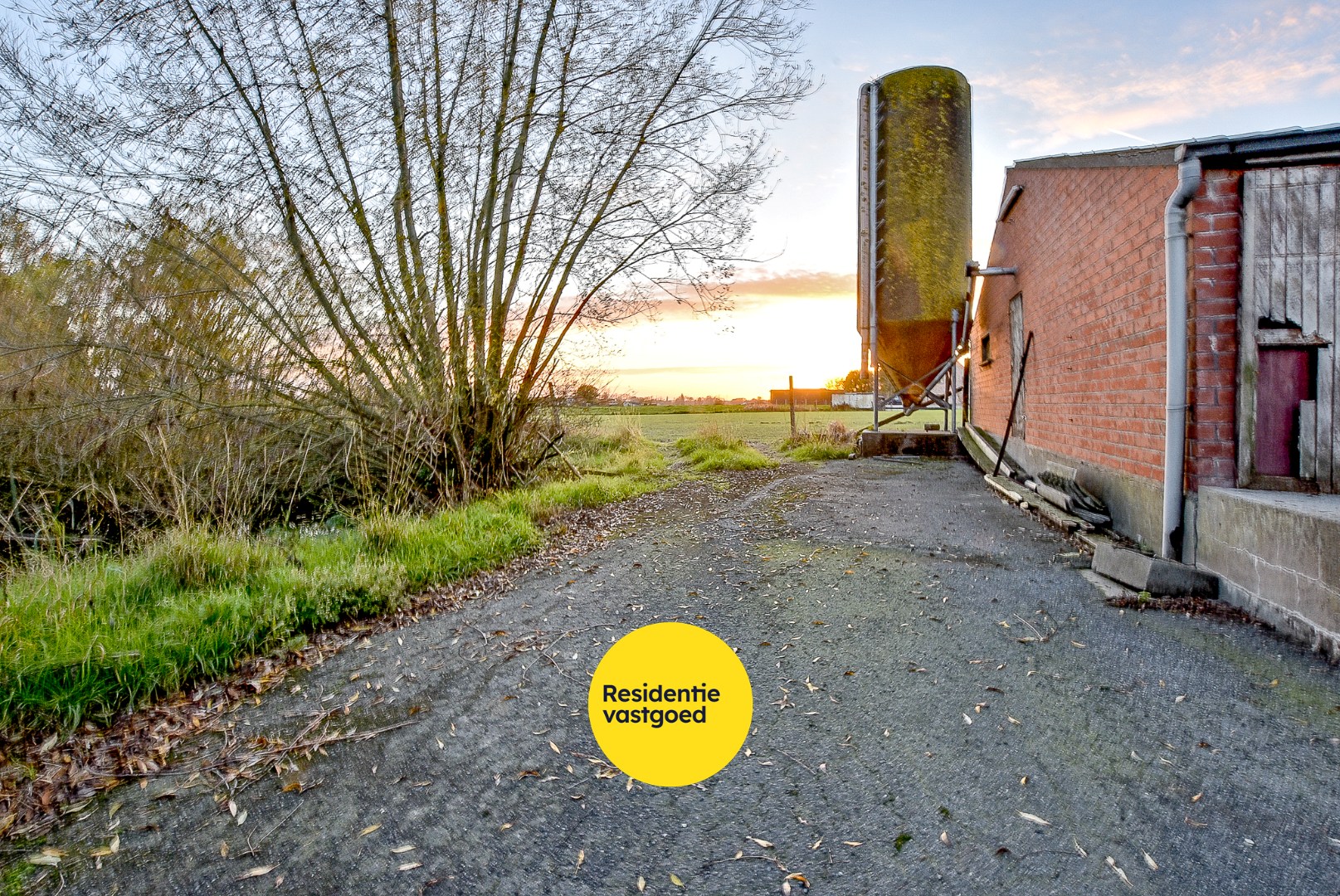 Te renoveren boerderij op een perceel van 7.066m² met loods en diverse bijgebouwen 