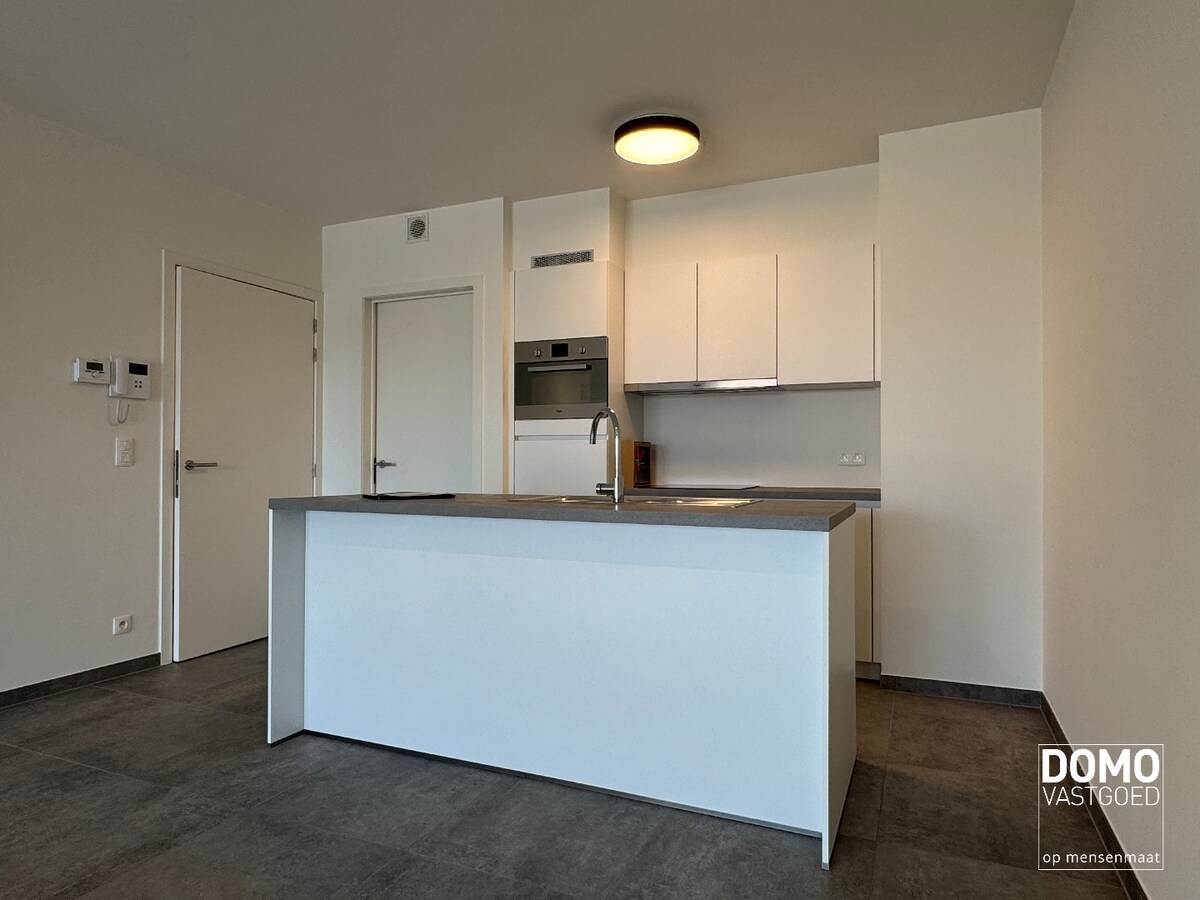 VOLLEDIG AFGEWERKT NIEUWBOUWAPPARTEMENT MET 2 SLAAPKAMERS, TERRAS, ONDERGRONDSE AUTOSTANDPLAATS EN KELDERBERGING IN RESIDENTIE "DE KWINT" TE ZONHOVEN 