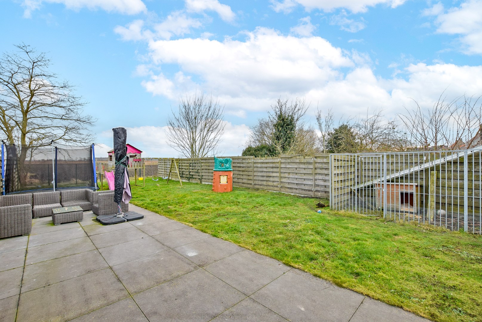 Ruime gezinswoning met garage te Pervijze op 518 m² met prachtige verzichten. 