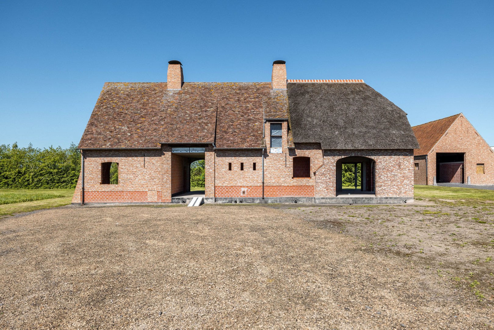 Landelijk gelegen ruwbouwhoeve met bijgebouwen op uitzonderlijk perceel van ca. 9.331 m² 