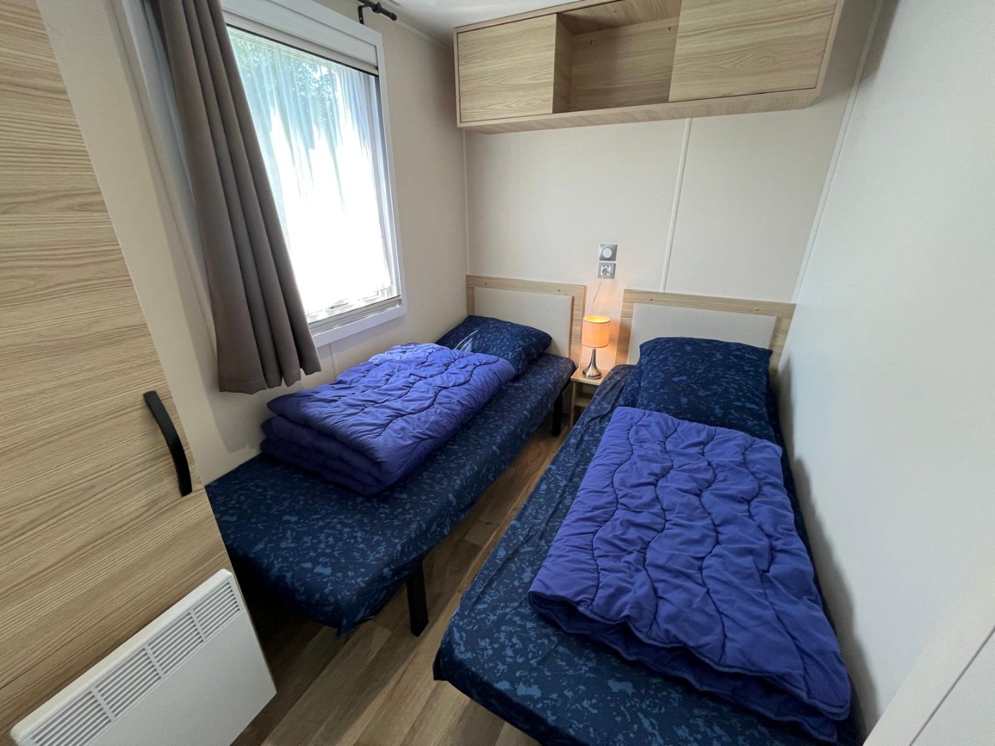 T.A. Makelaardij biedt aan – Chalet JD12-: Op een schitterende locatie in een goed verzorgd recreatiepark aan de kust van Walcheren bieden wij dit leuke chalet aan. 