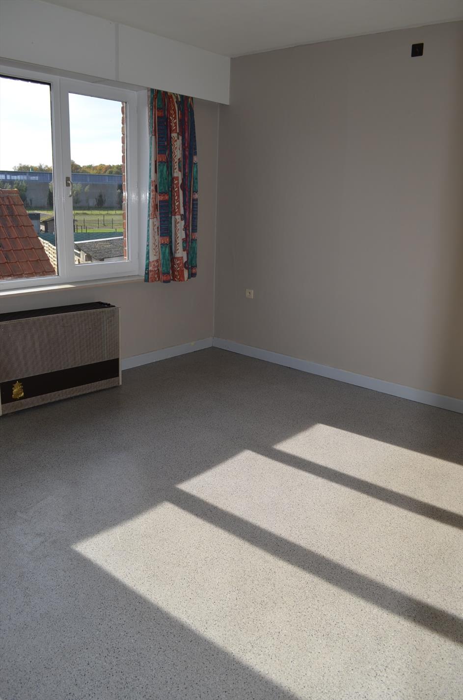 Op te frissen woning op 540m² met 3 slpks, garage en tuin te Adegem 