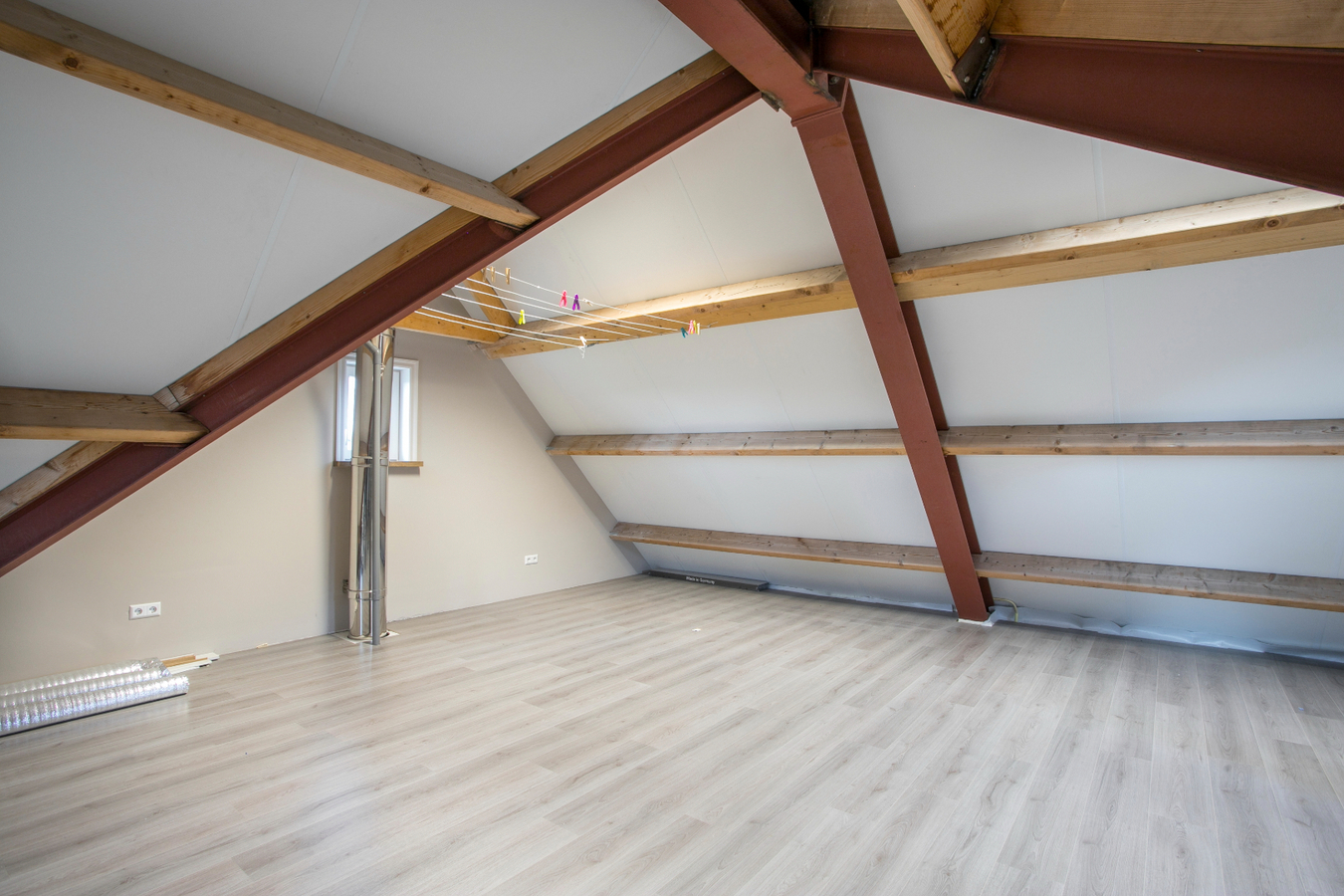 Vrijstaande, instapklare eengezinswoning met garage en carport afgewerkt in landelijke stijl. 