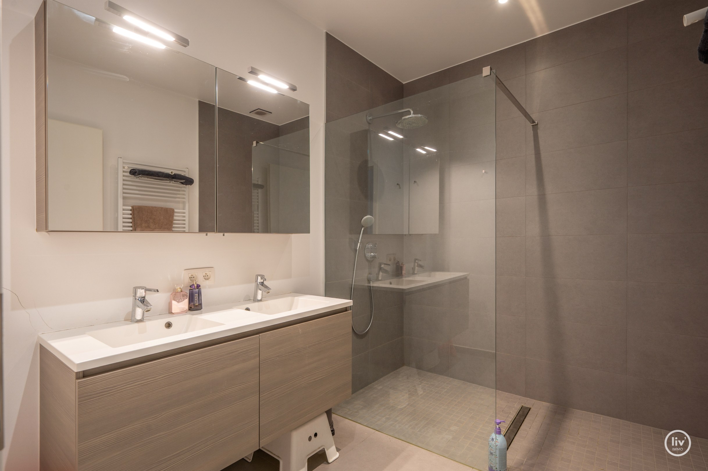 Appartement spacieux et récent (2015) avec une agréable terrasse dans un emplacement agréable sur l'avenue Léopold à Knokke. 