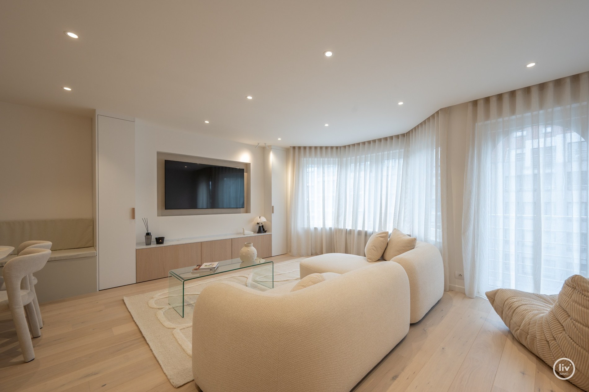 Appartement entièrement rénové et élégant au cœur de Knokke dans la Lippenslaan. 