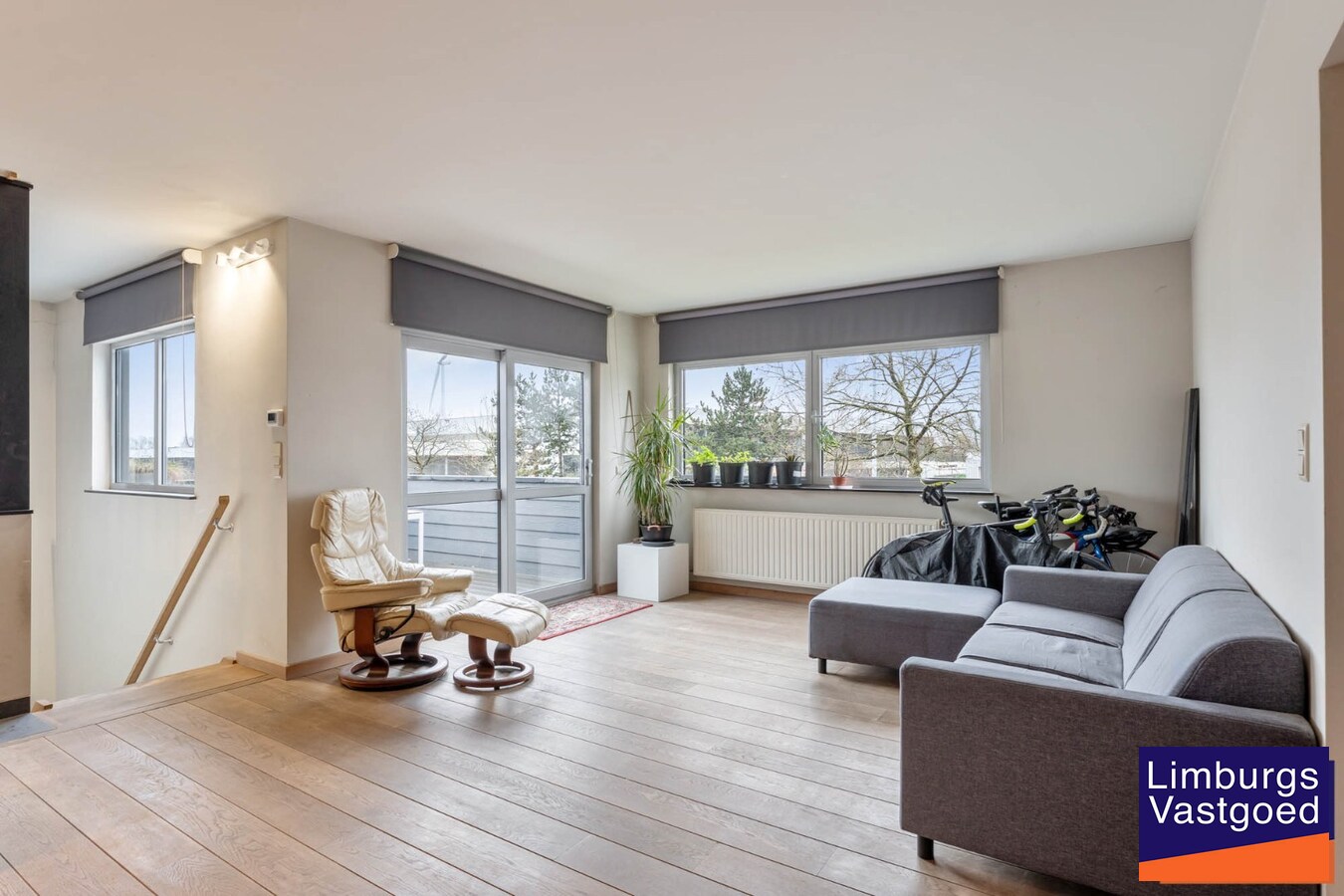 Industrieel gebouw, met woonst.1.696m², met kantoren 120m² + appartement 120m², Genk-Zuid 