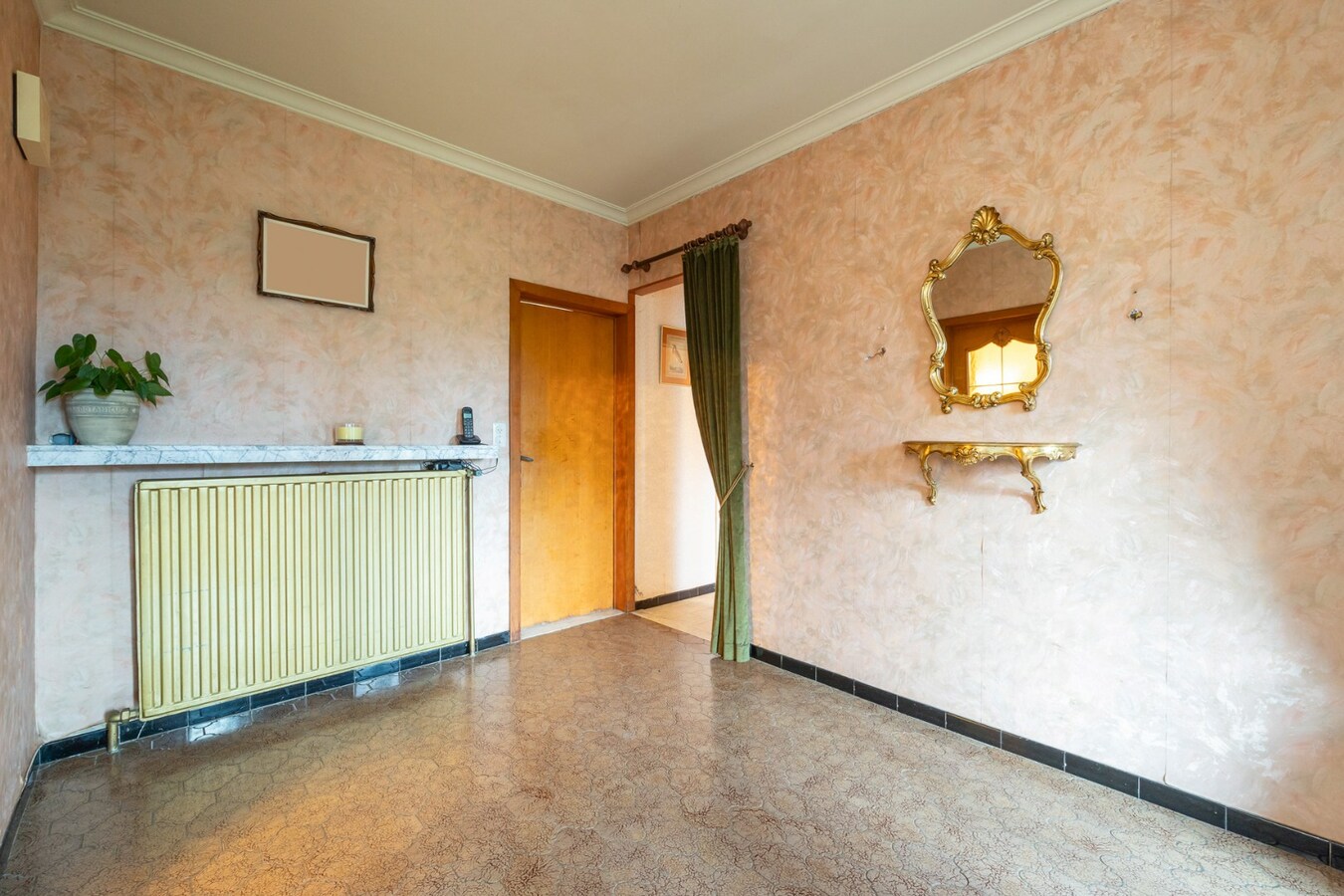 Unieke eigendom op 13.183 m² met te renoveren woning en vergunde stallingen 