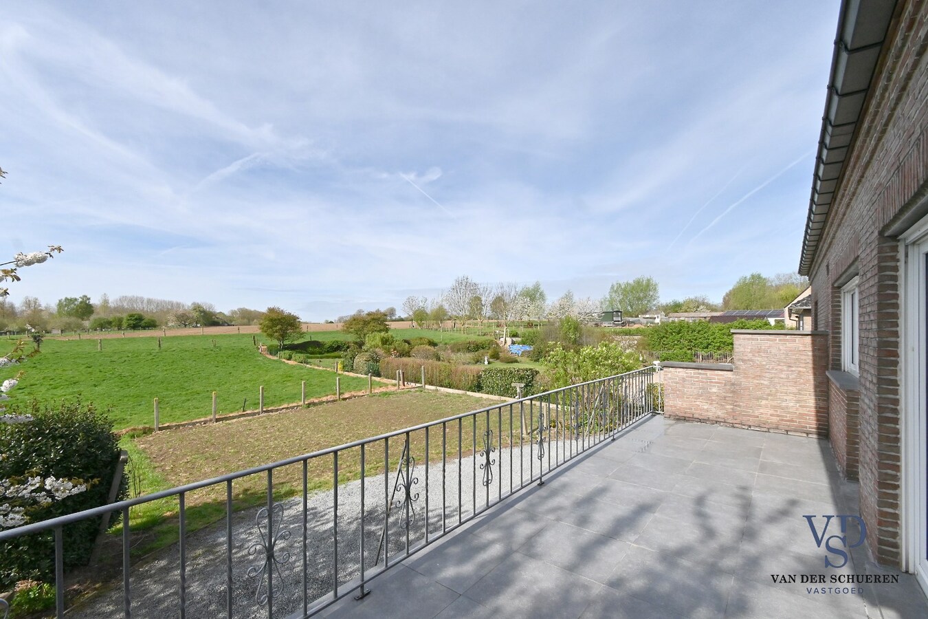 Ruime woning op unieke locatie in het groen, vlakbij Dikkele 