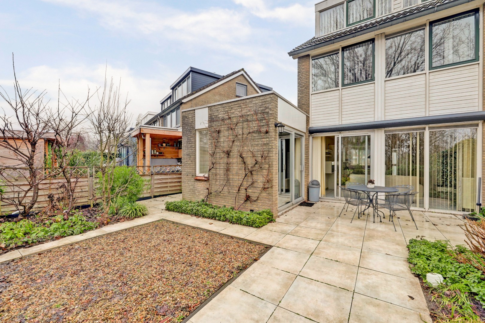 Ruime en lichte 2-onder-1-kap woning met parkeerplaats, garage, 3 slaapkamers, en zonnige tuin op het zuidwesten direct aan het water 