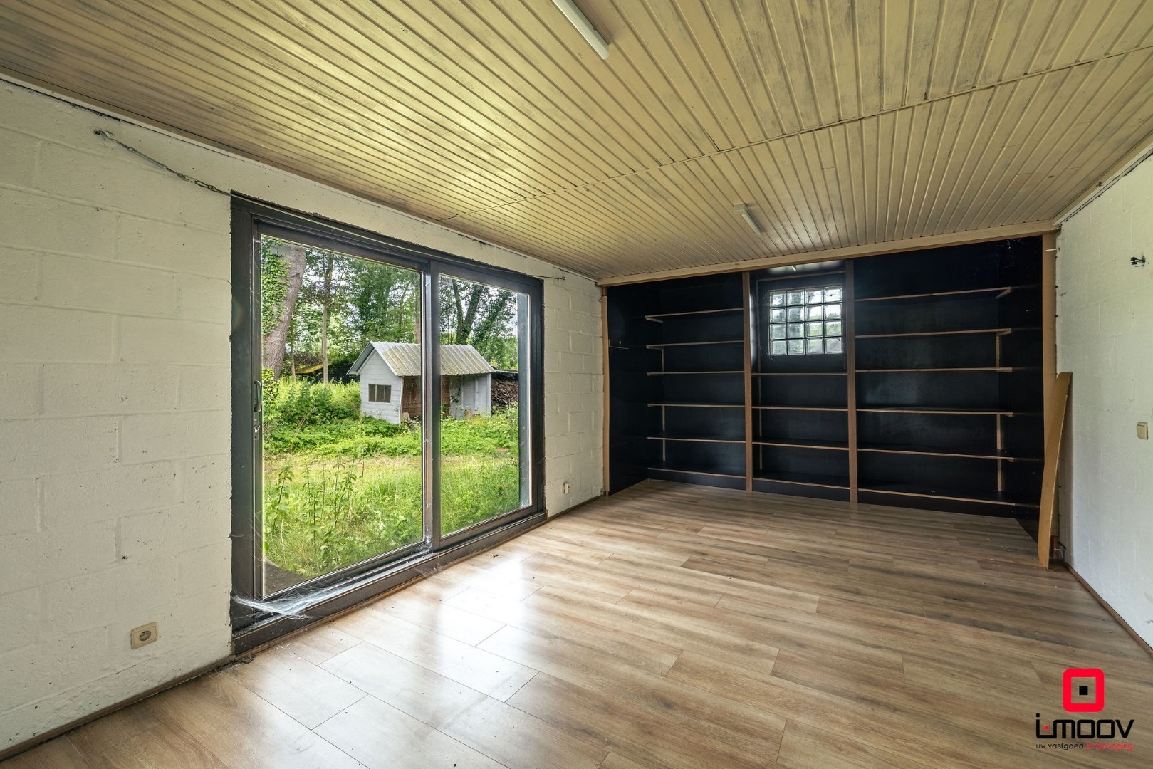 Seventies bungalowvilla met renovatiepotentieel op unieke ligging aan natuurgebied 
