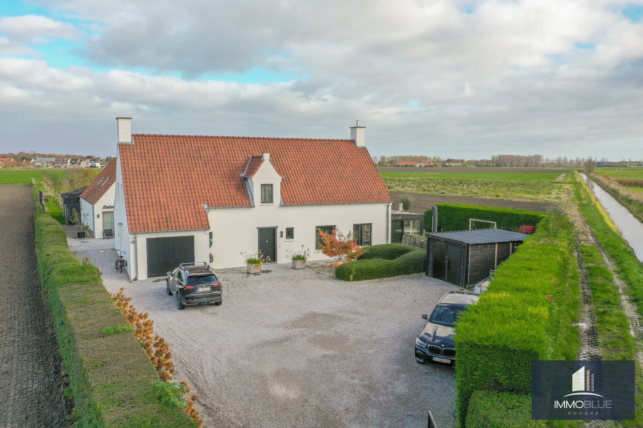 Charmante hoeve met volledig ingericht atelier gelegen op een perceel van ongeveer 5.500 m². 