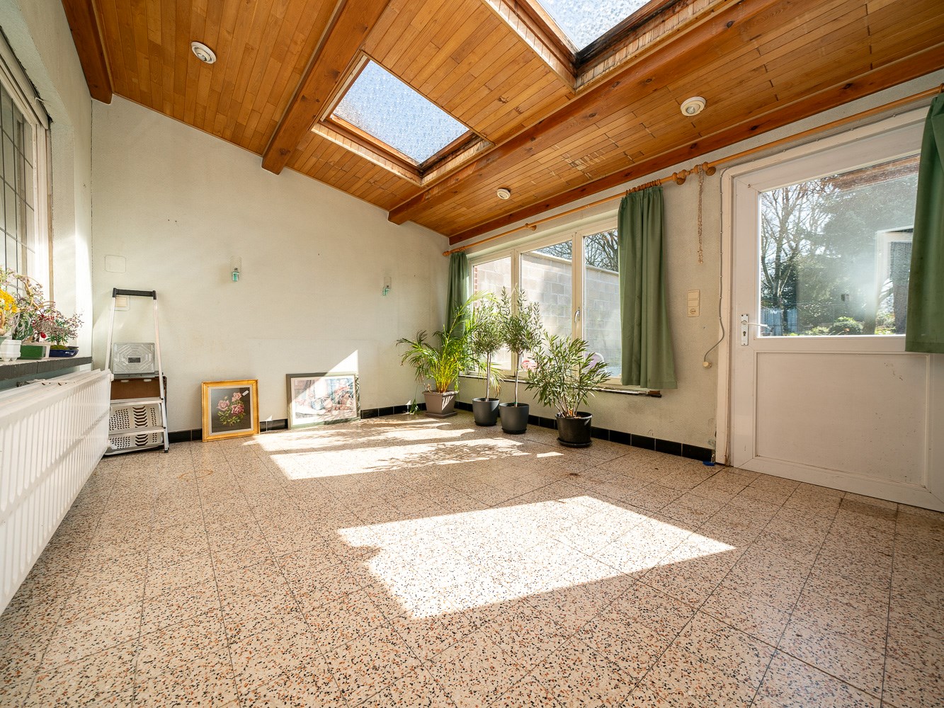 Knappe te renoveren gezinswoning met veel potentieel 