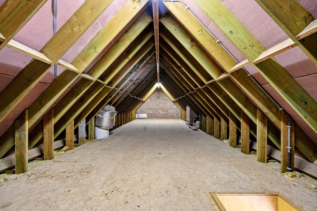Ruime halfopen woning met 5 slaapkamers te koop in Werken met garage en ruime tuin! 