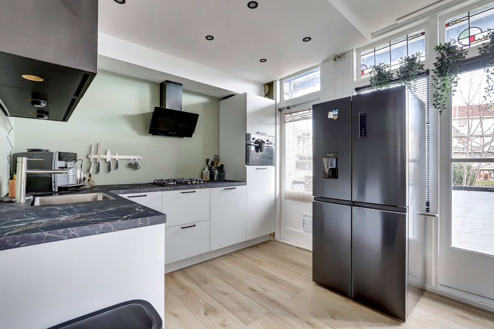 Ruime dubbele bovenwoning met drie slaapkamers, berging en de mogelijkheid tot het realiseren van een extra vierde slaapkamer. 