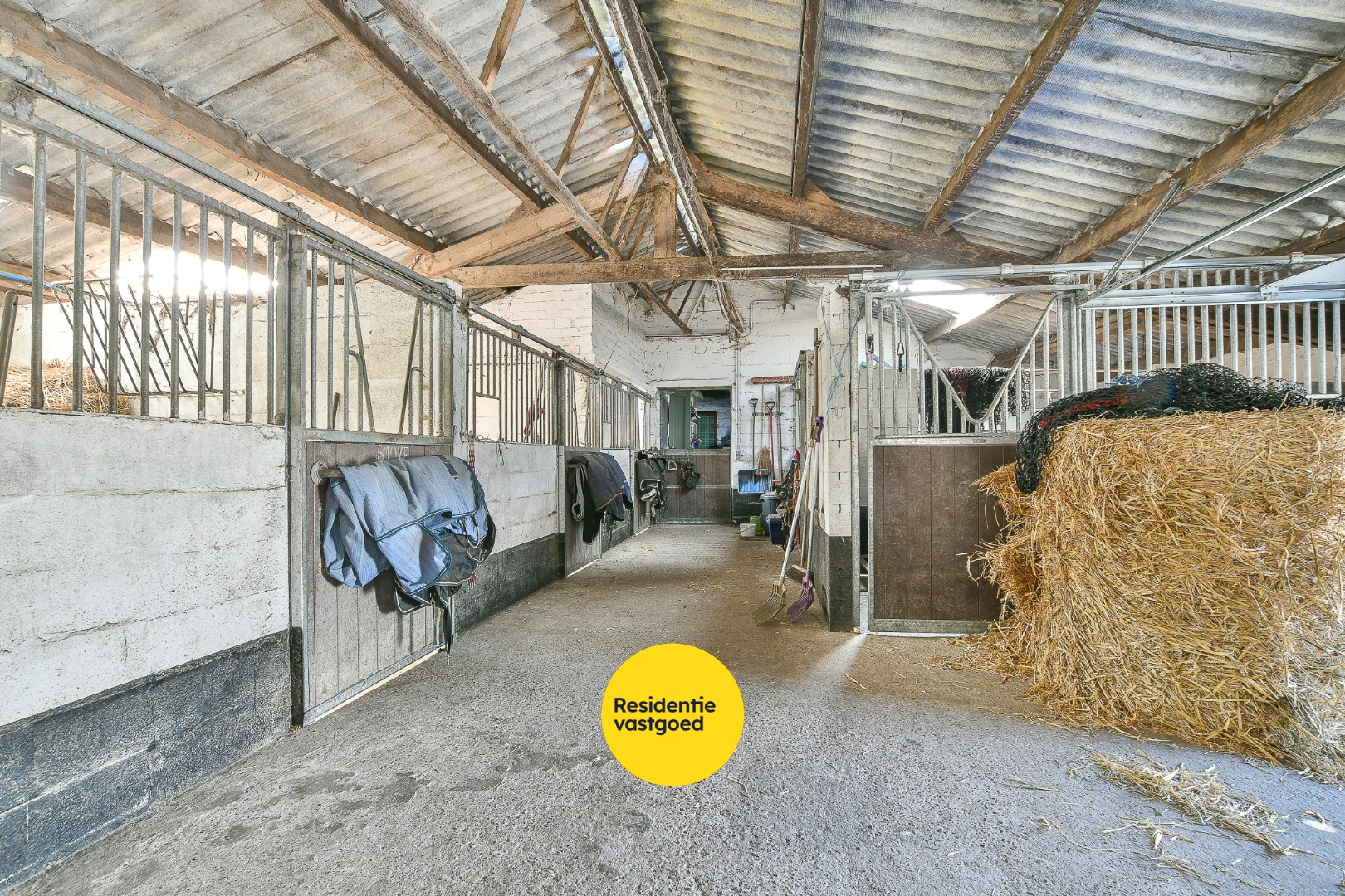 Authentieke hoeve met bouwland, stallen en bijgebouwen op unieke landelijke ligging tussen De Haan en Nieuwmunster 