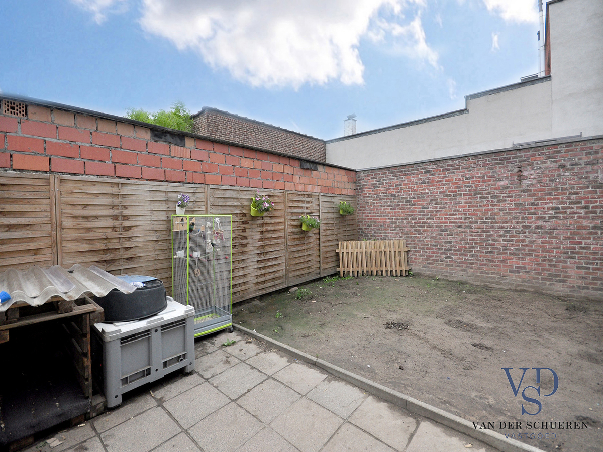 Op te frissen gezinswoning in hartje Gavere ! 