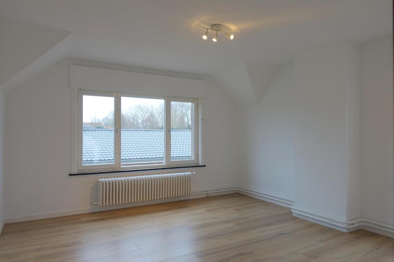 Halfopen woning met garage 