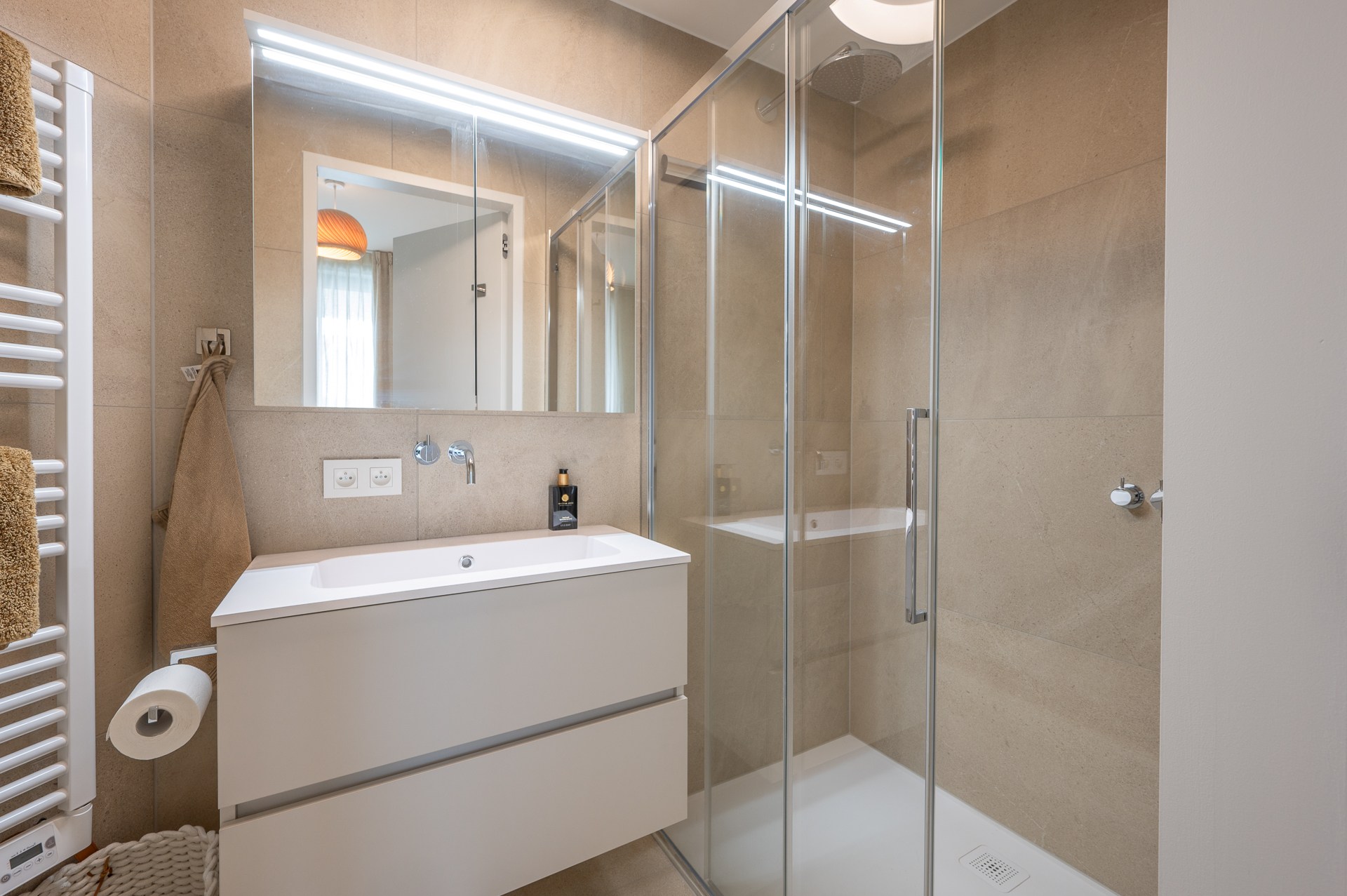 Op de tweede verdieping van de exclusieve residentie Triangle Vert, een gebouw geïnspireerd op de iconische Flat Iron in New York, vindt u dit uitzonderlijke hoekappartement. 