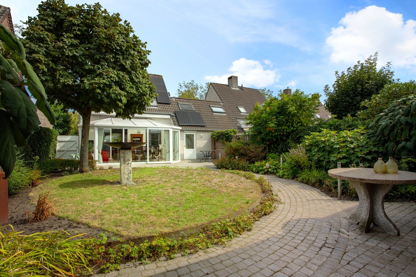 Degelijk gebouwde en perfect onderhouden vrijstaand-geschakelde gezinswoning aan ‘De Lovensbroek’. 