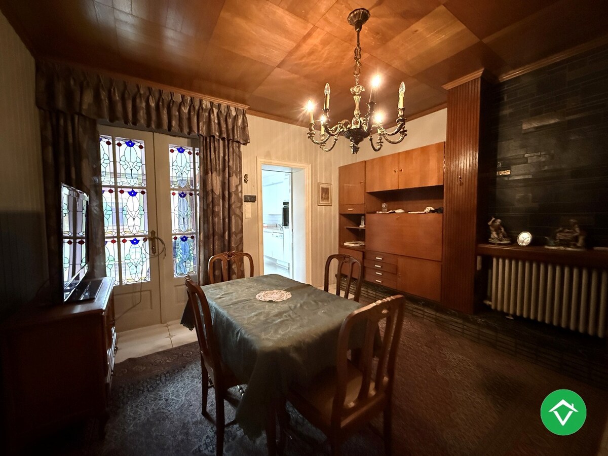 Karaktervolle, stevige woning met 4 slaapkamers, tuin en garage in centrum Roeselare 