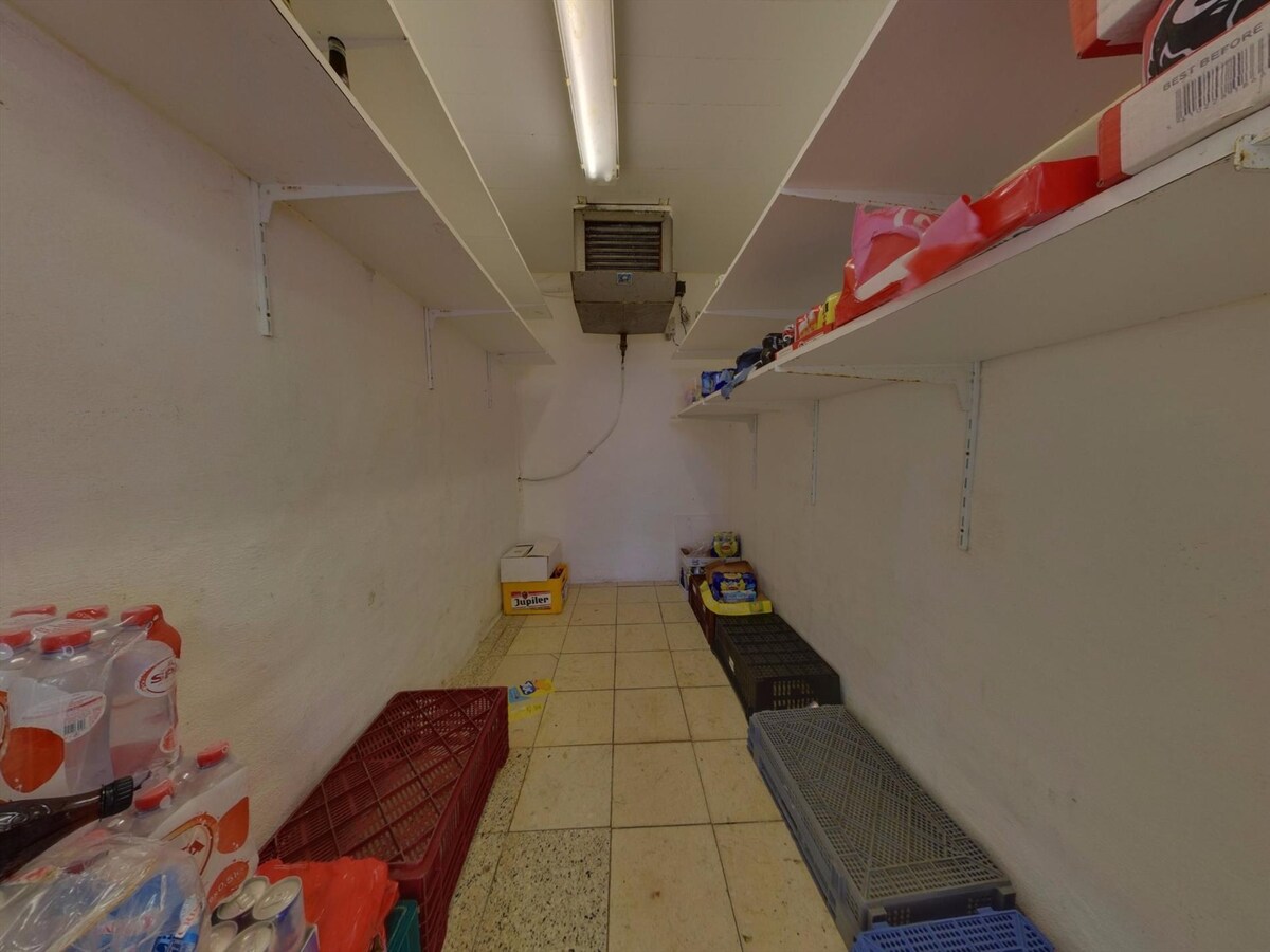 Karaktervolle hoekwoning met 5 slaapkamers en polyvalente handelsruimte 