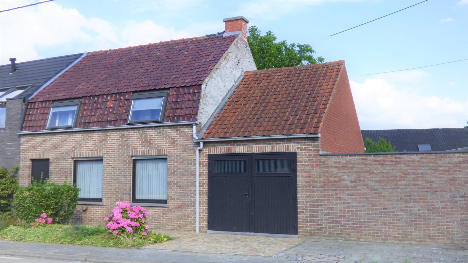Charmante en verrassend ruime halfopen woning te Kuurne 