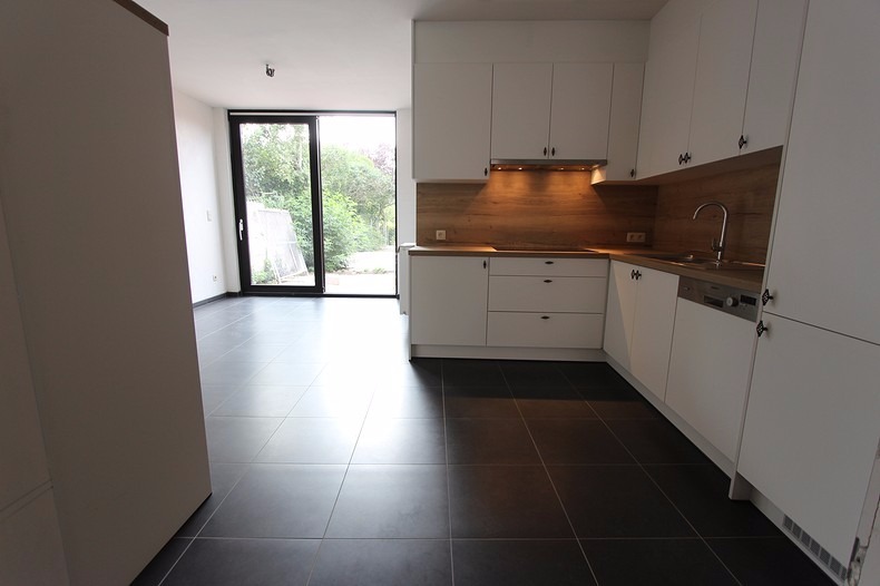 Volledig vernieuwde woning met 5 slaapkamers en dressing in centrum Leffinge 