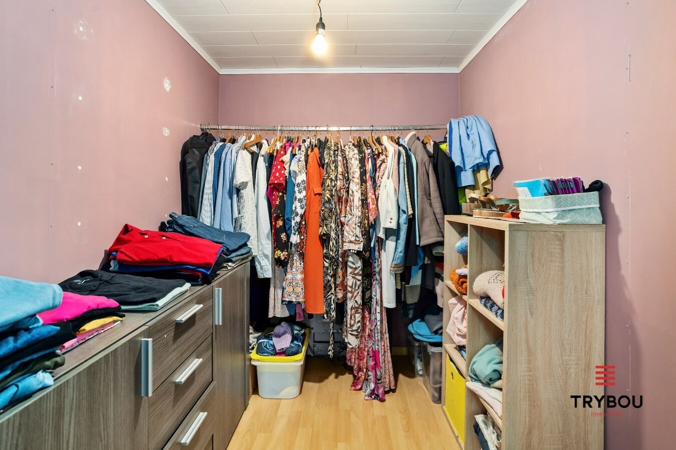 Uiterst ruime woning op het 'Stationsplein' in Merkem 