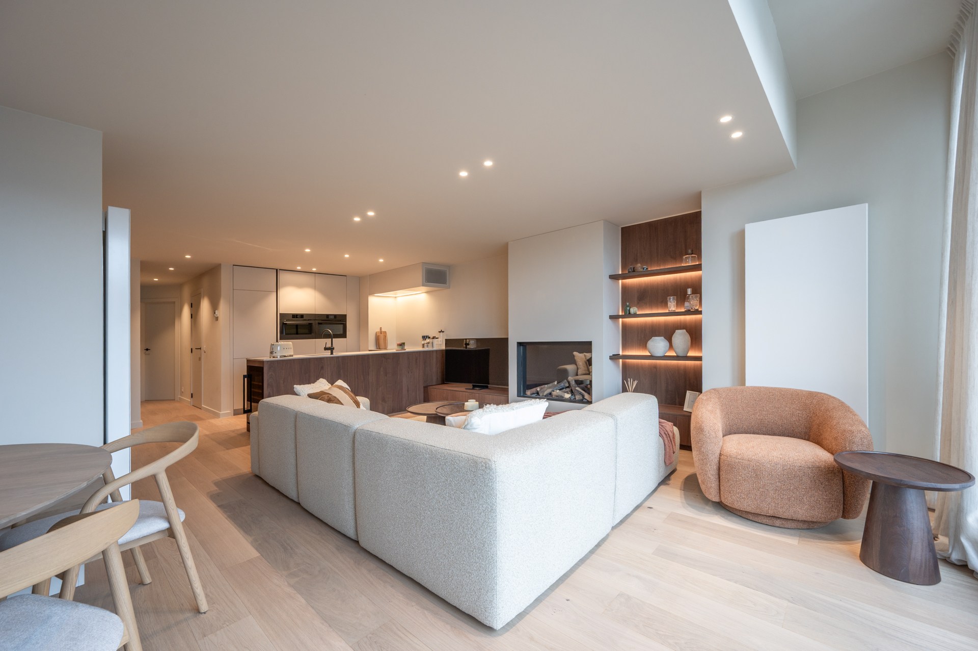 Appartement en duplex spacieux et rénové, orienté plein sud, situé dans un emplacement exceptionnel sur la Lippenslaan. 