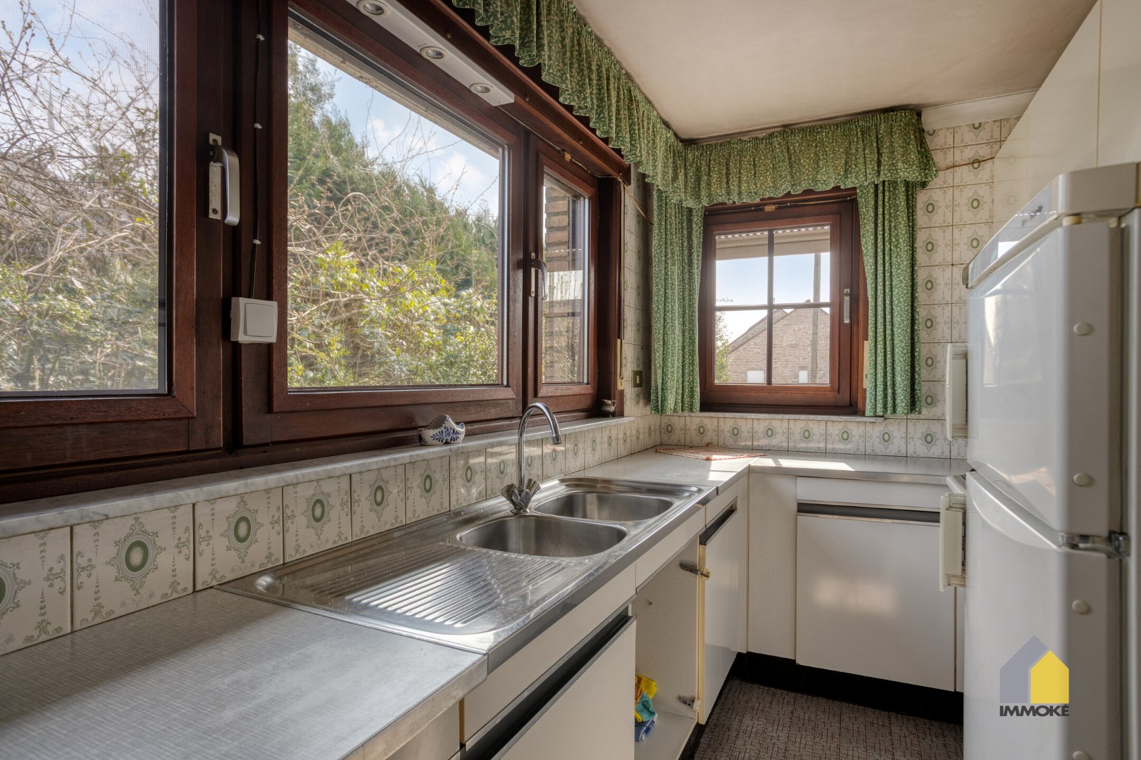 Te renoveren, statige woning op mooi perceel van 23 a 90 ca. 