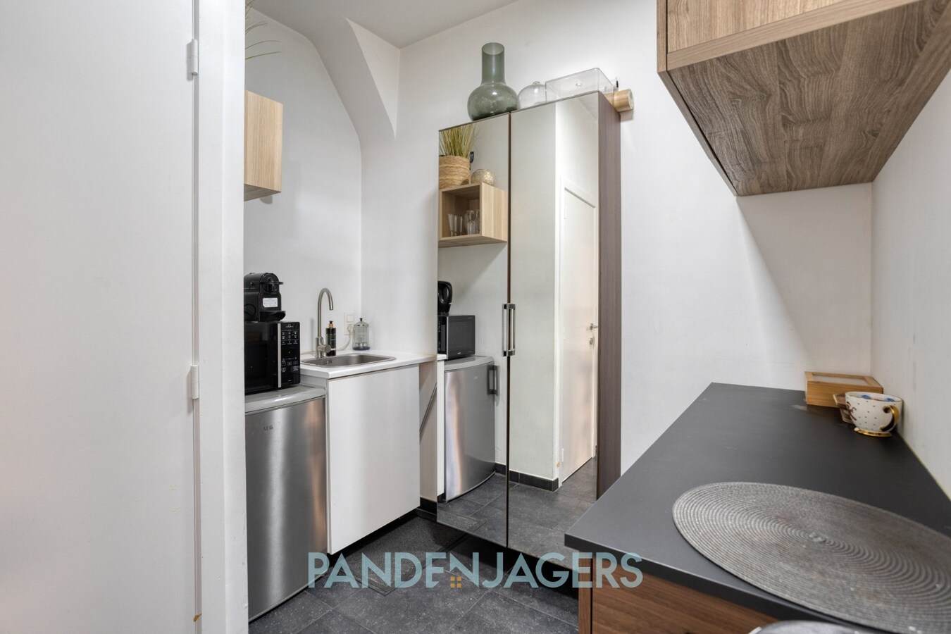 Stijlvol en hoogwaardig afgewerkt handelspand met visibiliteit te Duffel 