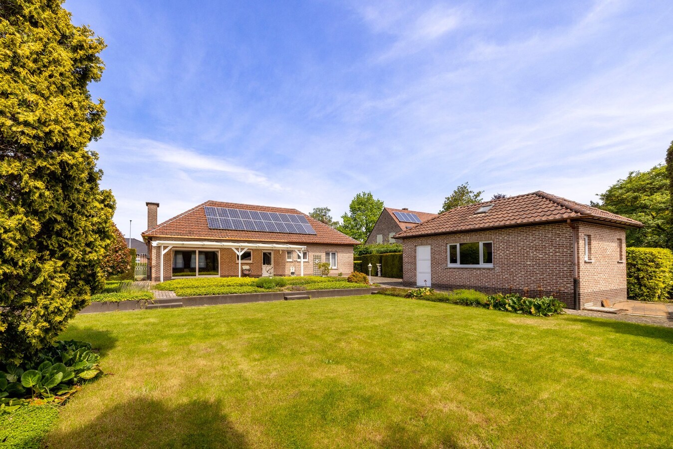 Instapklaar landhuis met mooi aangelegde tuinzone 