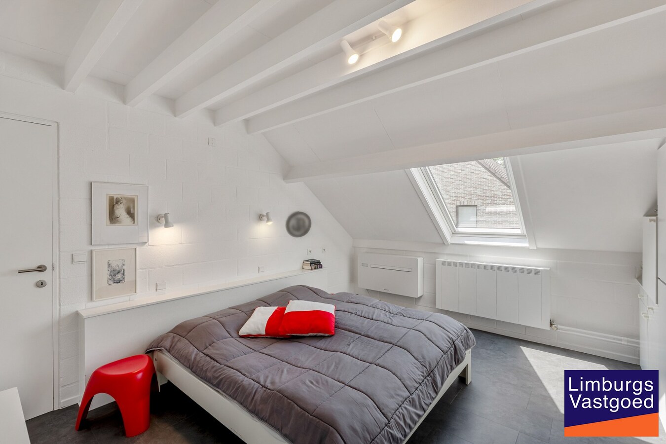 Moderne architectenwoning met mooie tuin en zwembad, 5 slaapkamers in Hasselt, OB op 8a12ca in doodlopende straat 