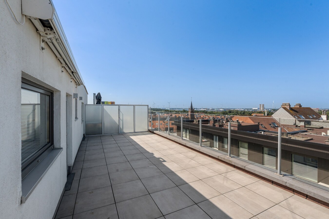 Exclusief hoekpenthouse met uitzonderlijk zeezicht en riant zonneterras in Heist. 