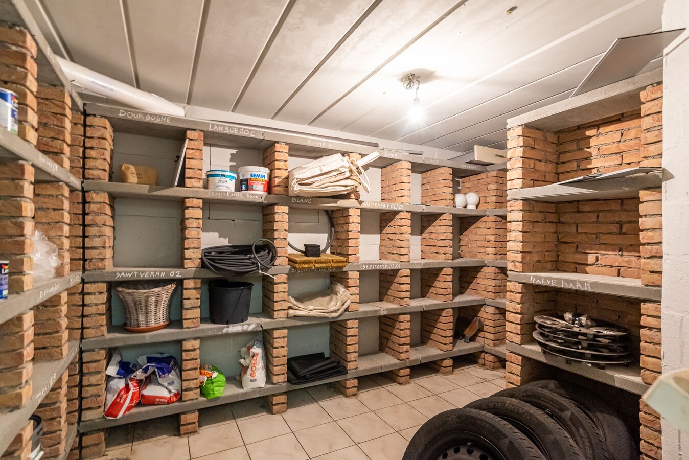 Stijlvol gerenoveerde woning in residentiële wijk op 1254 m² 