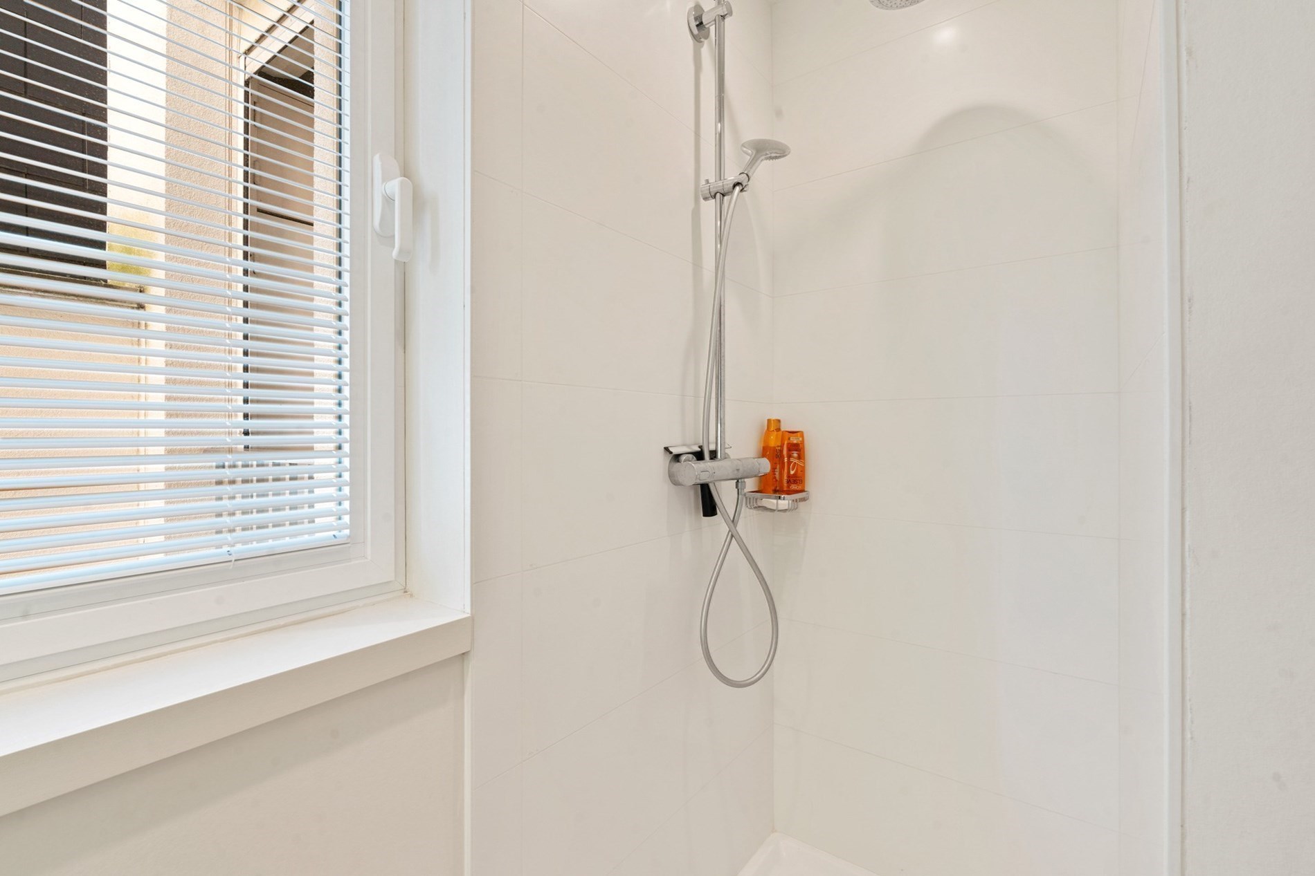 Bel appartement rénové, spacieux avec 2 chambres et une belle largeur de façade, situé au centre de l'avenue Lippens à Knokke. 