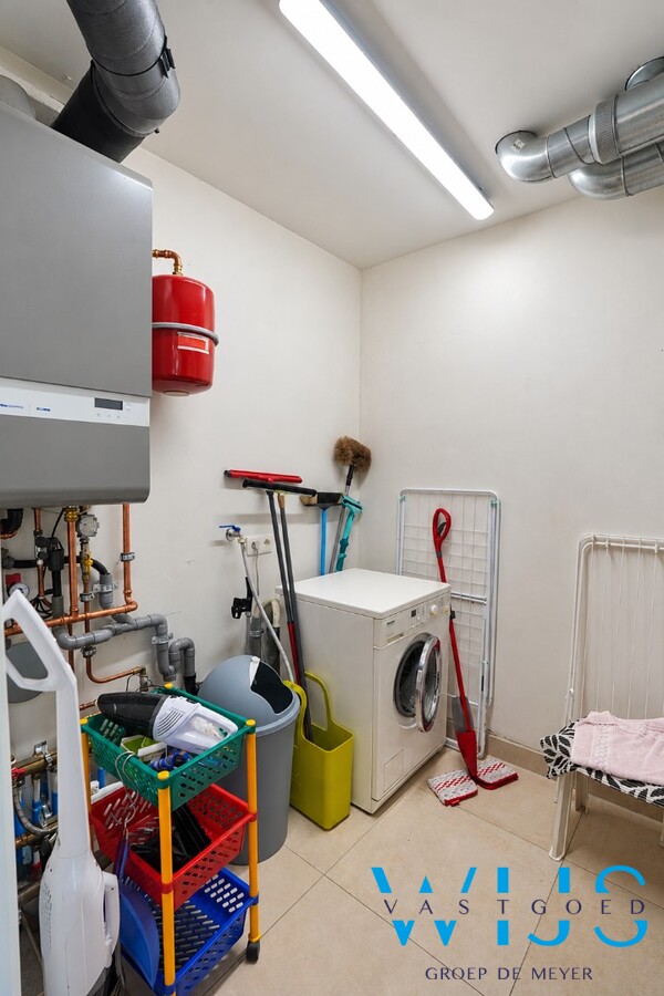 Recent verzorgd gelijkvloers appartement met garage en staanplaats ! 