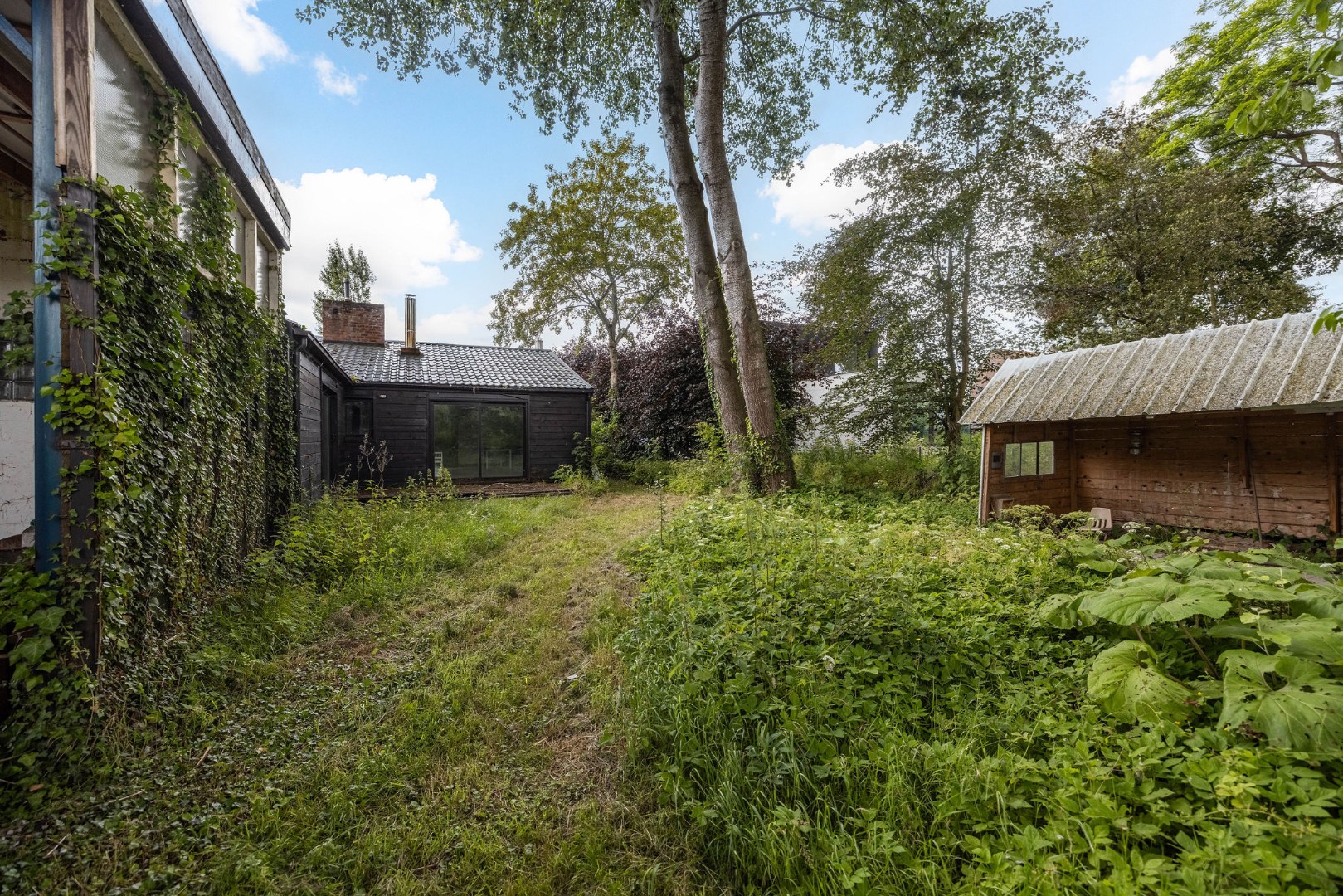 Seventies bungalowvilla met renovatiepotentieel op unieke ligging aan natuurgebied 