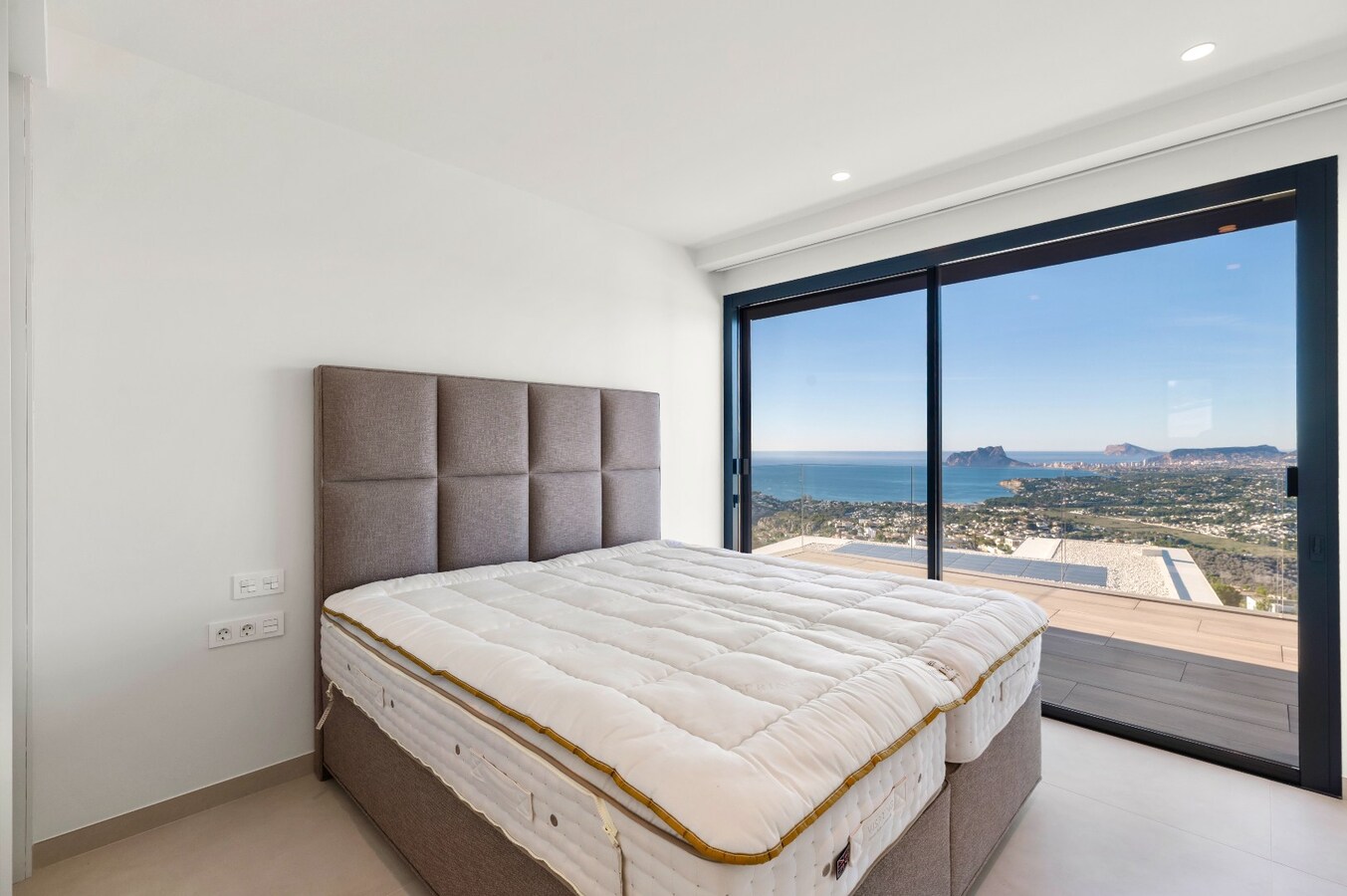 Een uitzonderlijke villa waar luxe, licht en panoramische waterzichten samenkomen. 