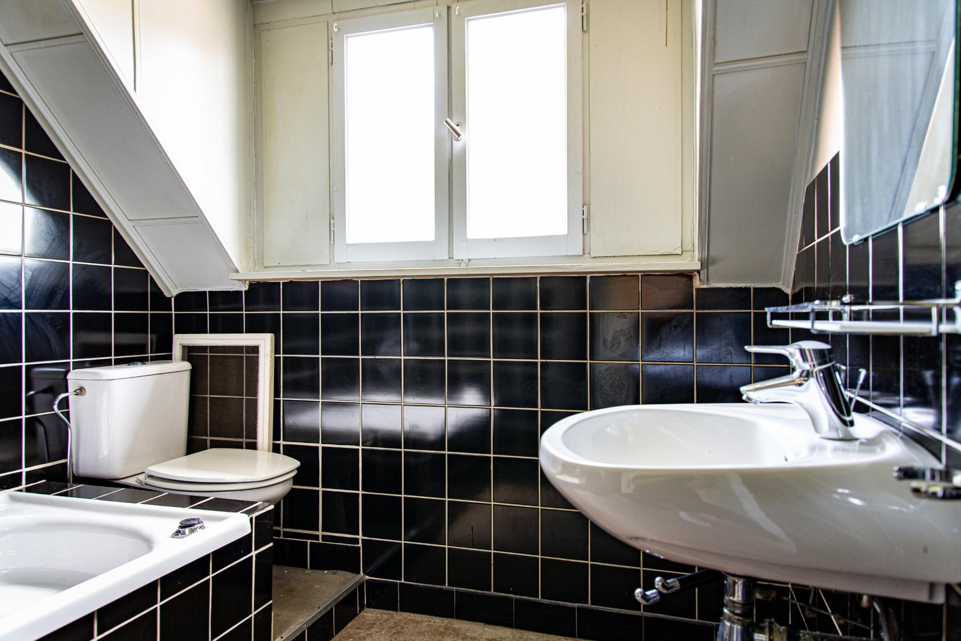 Te renoveren woning met  3 slpks  rustig gelegen te Aalter 