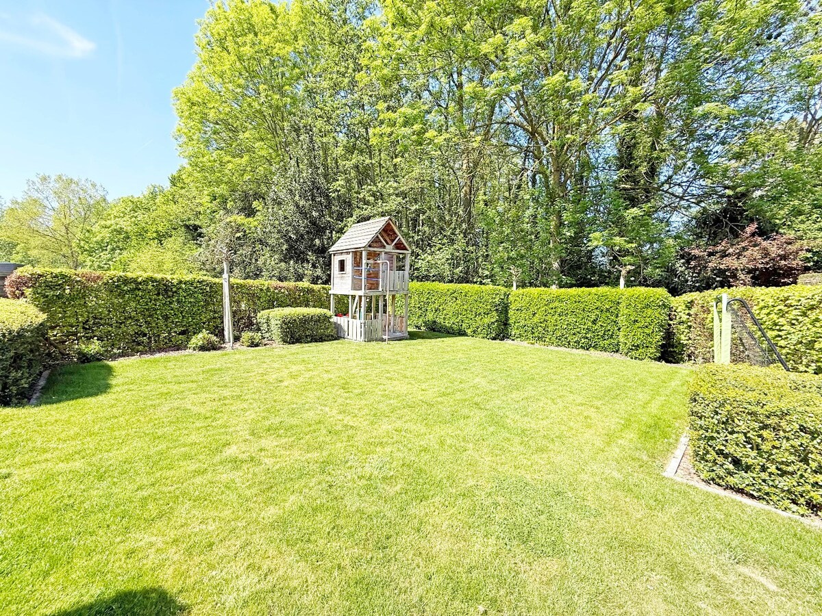 Gerenoveerde villa met zwembad grenzend aan kasteel te Leeuwergem 