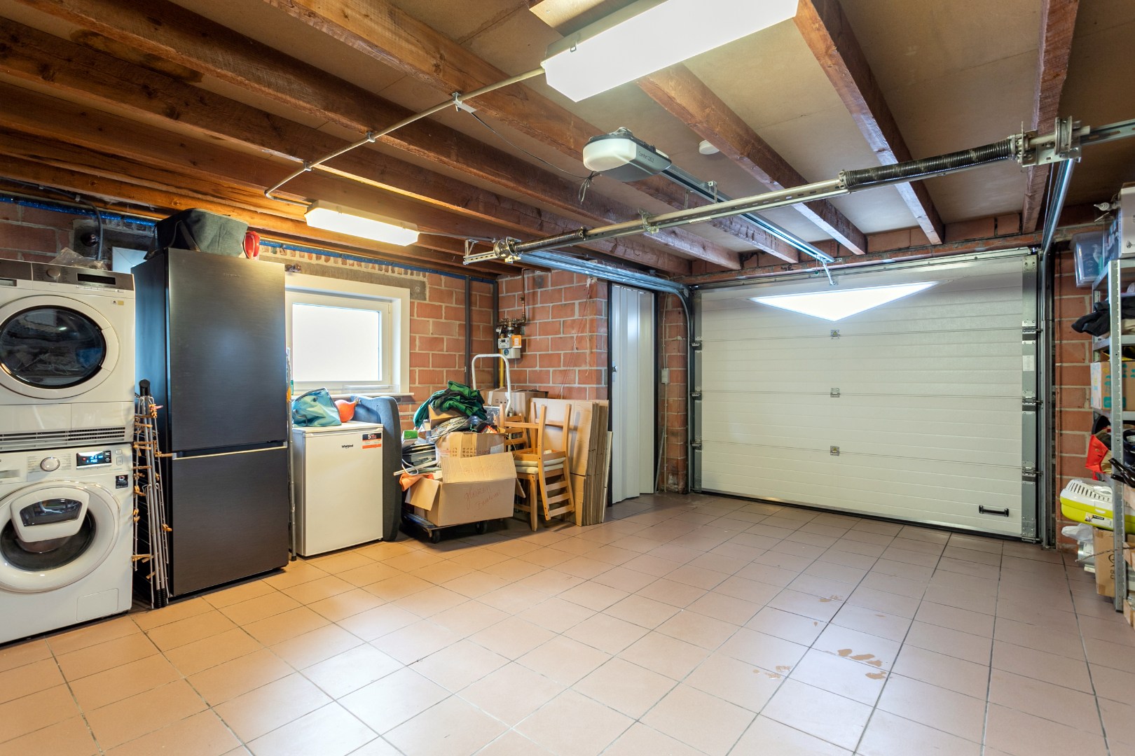 Instapklare woning met 3 slaapkamers, tuin en 2 garages. 