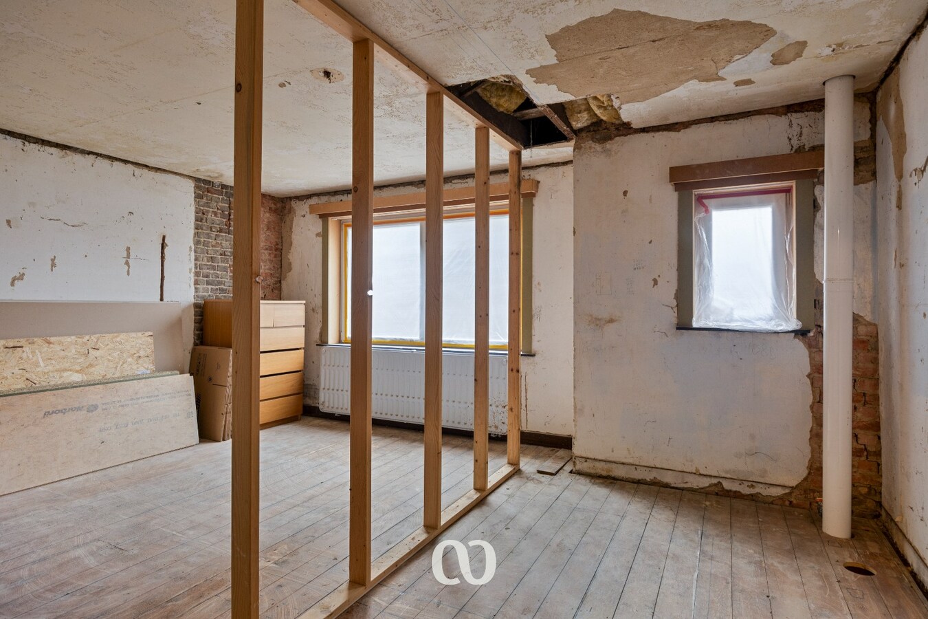 Gedeeltelijk gerenoveerde half open bebouwing met atelier 